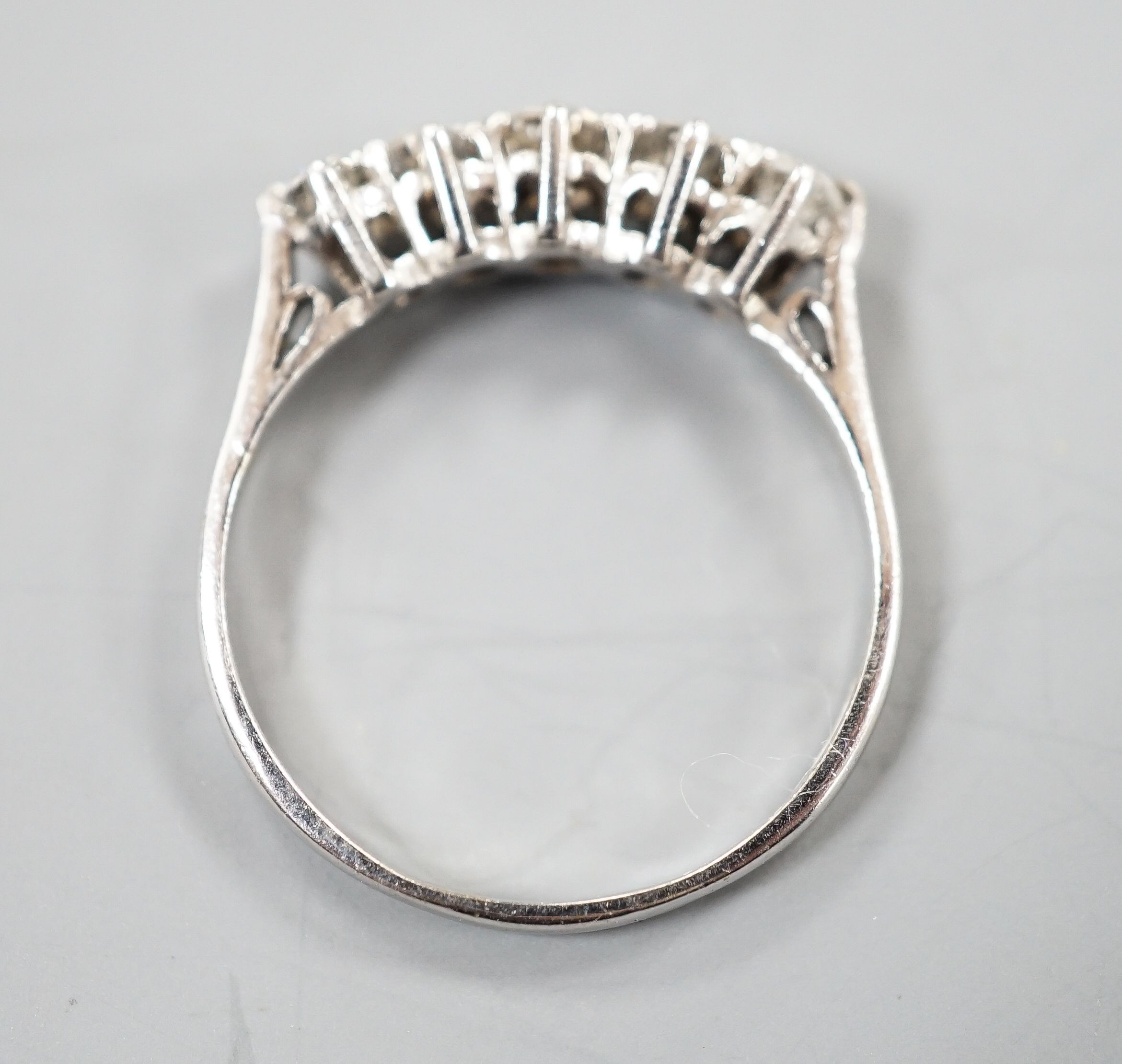 An 18ct white metal and graduated five stone diamond ring, size P/Q, gross weight 2.9 grams.